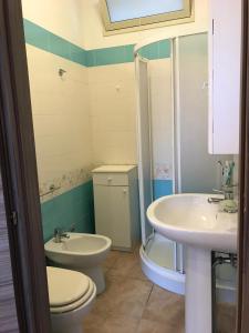 La salle de bains est pourvue de toilettes et d'un lavabo. dans l'établissement Villa Tellina Mare Luna, à Granelli