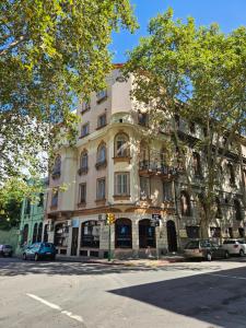 ein großes Gebäude an der Ecke einer Straße in der Unterkunft Montevideo Hostel in Montevideo