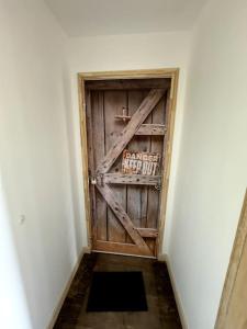 Zimmer mit Tür und Korb in der Unterkunft Le Garage de Cuba in Épinal
