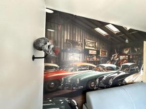 a room with cars painted on the wall at Le Garage de Cuba in Épinal