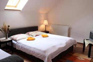 a bedroom with a bed with two yellow towels on it at Kremenisko II in Banská Štiavnica