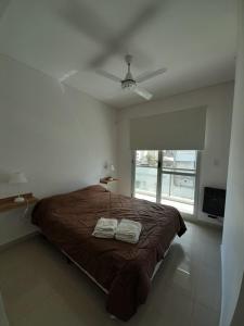 a bedroom with a large bed with two towels on it at CENTRO NORTE ll a 400 mts del centro con cochera incluida in Bahía Blanca