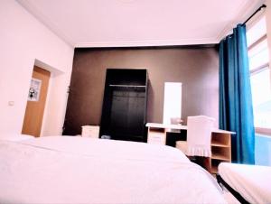 um quarto com uma cama e uma parede preta em The ARK Eco Homestay em Esch-sur-Alzette