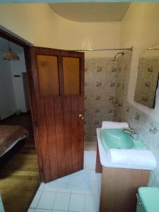 a bathroom with a sink and a bath tub at El Jardín de Jeni in Cusco