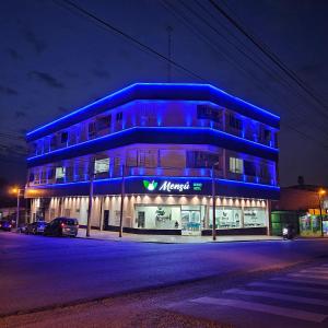 niebieski budynek z znakiem Aania w nocy w obiekcie Mensú Grand Hotel w mieście Puerto Iguazú
