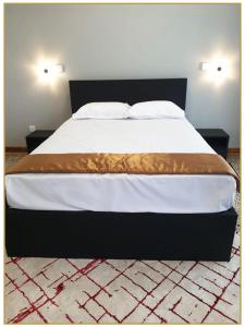 Voodi või voodid majutusasutuse Orange Guest Homes & Banquet Hall toas