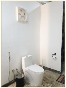 baño con aseo blanco en una habitación en Orange Guest Homes & Banquet Hall en Serukele