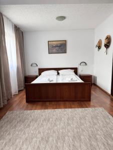 1 dormitorio con cama y alfombra en Complex Select en Mediaş