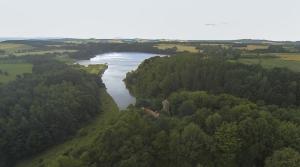 una vista aérea de un río con árboles en Zamek Rajsko, en Zapusta