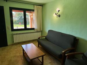 - un salon avec un canapé et une table dans l'établissement Can Pujol - Turismo Rural, à Serra de Daró