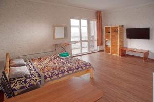 Habitación con cama y TV. en GRAND 555, en Astana