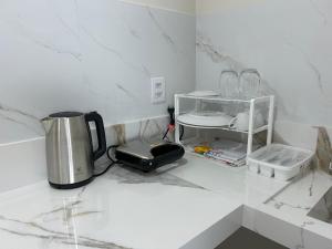 João Câmara的住宿－Loft Solaris Apart Hotel - Suíte - Apt N104，一个带烤面包机和咖啡机的柜台