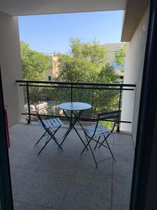 d'une table et de deux chaises sur un balcon. dans l'établissement Joli T2 avec terrasse au calme, à Montpellier