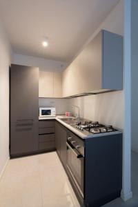 een keuken met een fornuis en een koelkast bij VIRGINIA APPARTAMENTI RICCIONE in Riccione