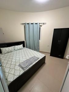 um quarto com uma cama e uma janela em Palm Inn Hostel em Dubai