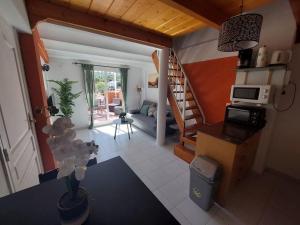 un petit salon avec un escalier et un salon dans l'établissement Studio tipo Loft con vista al Montgo, à Dénia
