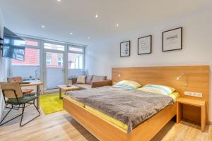 诺德奈Alte Teestube Schmidt 58的一间卧室配有一张特大号床和一张书桌