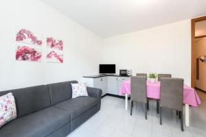 Μια τηλεόραση ή/και κέντρο ψυχαγωγίας στο Breeze Apartment