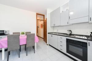 Η κουζίνα ή μικρή κουζίνα στο Breeze Apartment