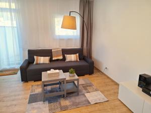 a living room with a couch and a table at Flataid Apartments Ludersdorf - voll ausgestattet mit Parkplatz 