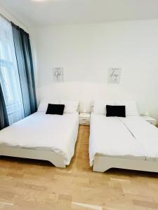 Un pat sau paturi într-o cameră la Homestay 50m from Wenceslas Square