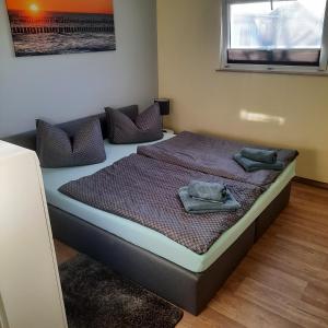 1 dormitorio con 1 cama con 2 toallas en Theunis Ferienwohnung, en Ostseebad Karlshagen