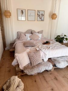 sypialnia z 2 łóżkami z białą pościelą i poduszkami w obiekcie Apartmány Zahražany w mieście Most
