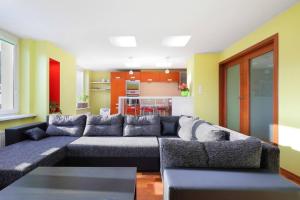 a living room with a couch and a kitchen at Apartament w sercu Katowic in Katowice
