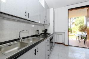 Η κουζίνα ή μικρή κουζίνα στο Breeze Apartment