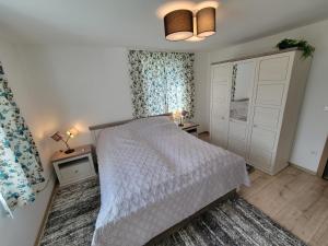 sypialnia z łóżkiem, komodą i lustrem w obiekcie Napfény Apartman ll. w mieście Sopron