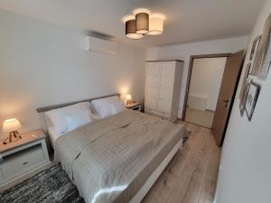 Posteľ alebo postele v izbe v ubytovaní Napfény Apartman ll.