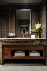 InterContinental Auckland, an IHG Hotel في أوكلاند: حمام مع حوض ومرآة