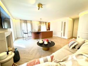 un soggiorno con un divano e un tavolo di Luxury Cathedral Views in Sevilla a Siviglia