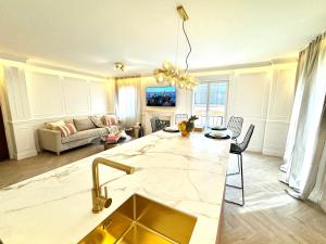 una cucina e un soggiorno con un grande ripiano in marmo di Luxury Cathedral Views in Sevilla a Siviglia