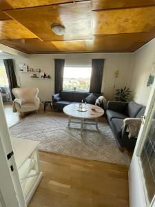 ein Wohnzimmer mit einem Sofa und einem Tisch in der Unterkunft Bestemors hus - med kystnær beliggenhet in Fredrikstad