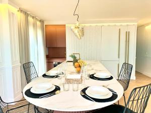 una sala da pranzo con tavolo bianco e sedie di Luxury Cathedral Views in Sevilla a Siviglia Altre 37 foto