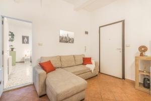 - un salon avec un canapé et un miroir dans l'établissement Appartamento zona Centro-Pomposa WiFi&Netflix, à Modène