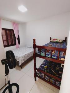 1 dormitorio con 2 literas y cámara en Beach House, en Mongaguá