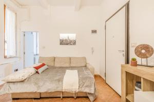 - une chambre avec un lit et une table dans l'établissement Appartamento zona Centro-Pomposa WiFi&Netflix, à Modène