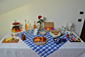 - une table avec un plateau de nourriture bleu et blanc dans l'établissement B&B 'L Cumbalot, à Pinasca 