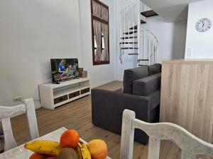 Una televisión o centro de entretenimiento en APARTMENT IN THE CENTER OF THE OLD TOWN.