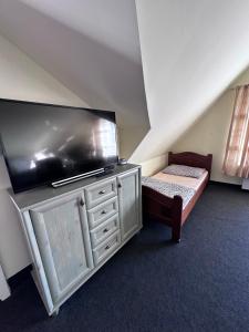 TV a/nebo společenská místnost v ubytování Willa Wicko - Międzyzdroje - apartamenty z aneksem - widok na Zalew Szczeciński