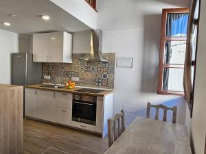 Una cocina o cocineta en APARTMENT IN THE CENTER OF THE OLD TOWN.