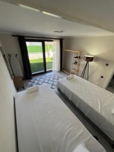 - une chambre avec 2 lits et une grande fenêtre dans l'établissement Polen Tatil Evleri, à Dalaman
