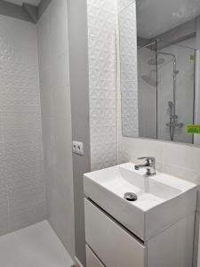 Un baño de APARTMENT IN THE CENTER OF THE OLD TOWN. 39 fotos más