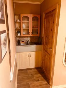 O bucătărie sau chicinetă la Unique Mailo cottage +20 fotografii
