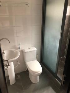 uma casa de banho com um WC e um lavatório em 3Tee Serviced Apartment Abeokuta em Abeokuta