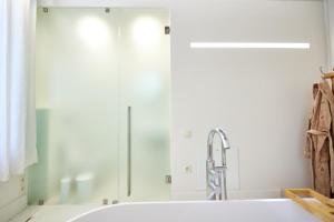 A bathroom at 1906 Citygarden
