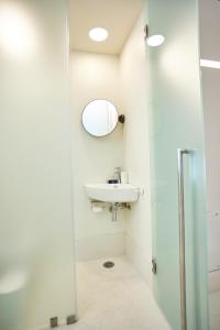 A bathroom at 1906 Citygarden