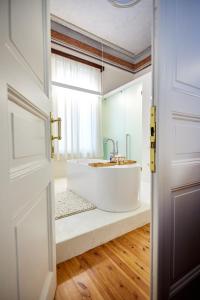 A bathroom at 1906 Citygarden